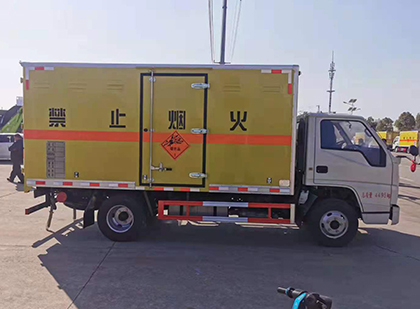 滨城爆破器材运输车工人安全操作规范与智能技术保障